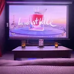L Unique Cinema *
