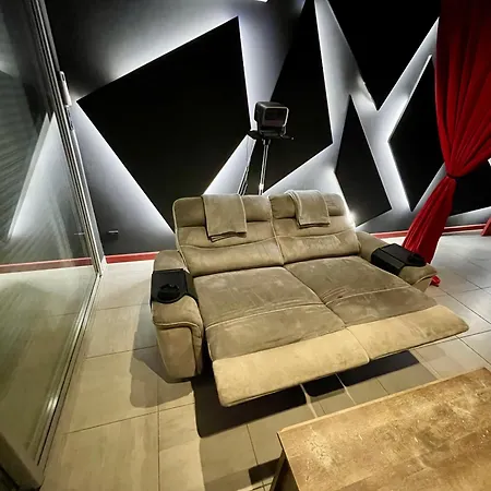 L Unique Cinema Daire